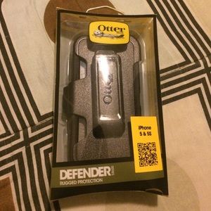 Black iPhone 5/5s otter box