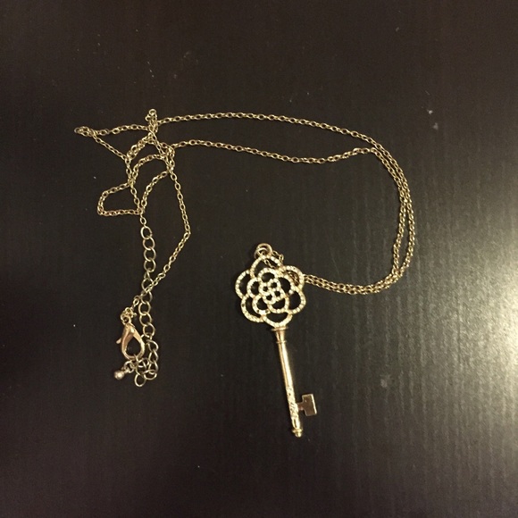 Forever 21 gold jewels rose skeleton key necklace