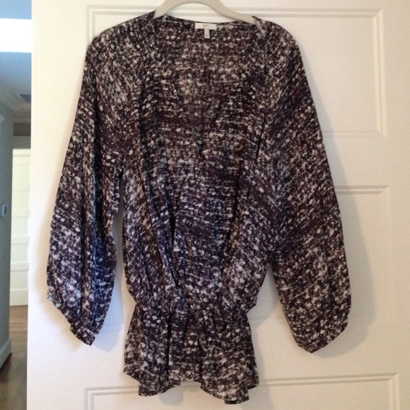 Gorgeous blouse perfect with jeans and heels!