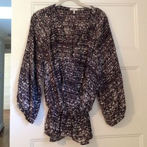 Gorgeous blouse perfect with jeans and heels!