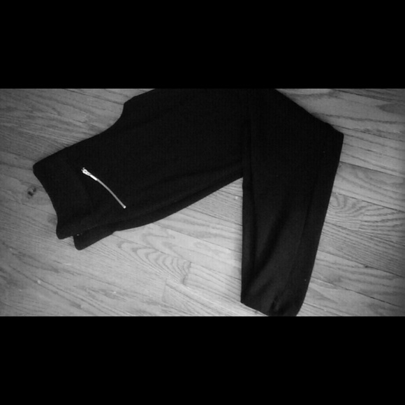 🚫 S O L D 🚫 Black Leggings w Silver Zipper