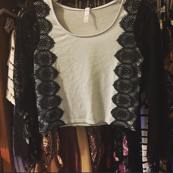 Top with lace sleeves 💙