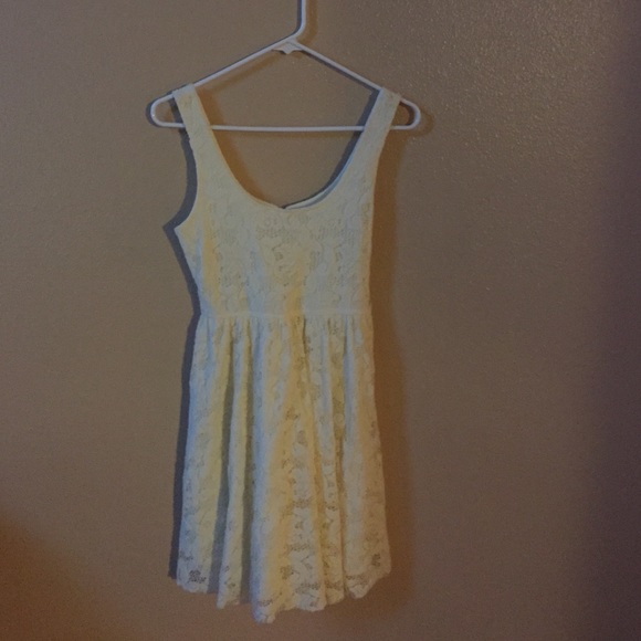 White sleeveless lace dress