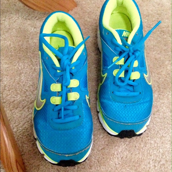 SOLD - Nike Dual Fusion Women's 7.5 - Picture 2 of 4
