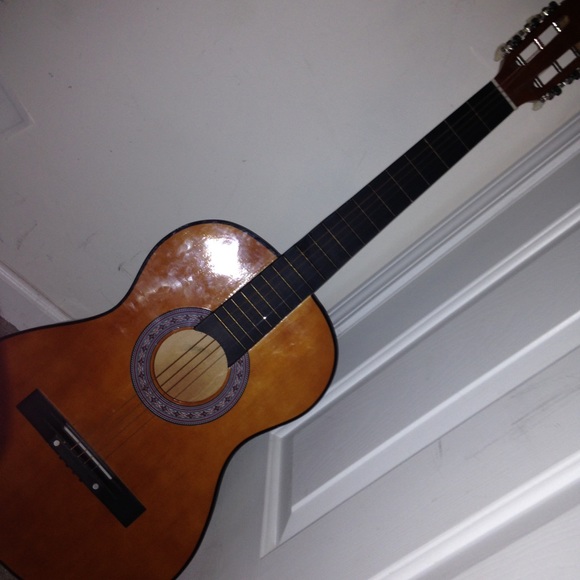 Brown acoustic guitar
