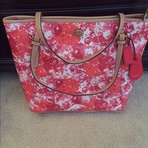BNWT Coach tote / purse 🌸