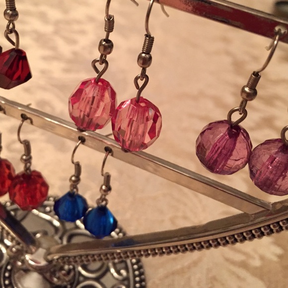 11 pair of plastic bead earrings - Picture 3 of 4