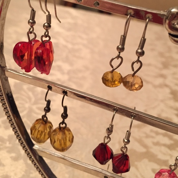 11 pair of plastic bead earrings - Picture 4 of 4