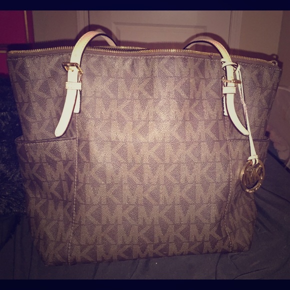 Michael Kors Handbags - MK PURSE