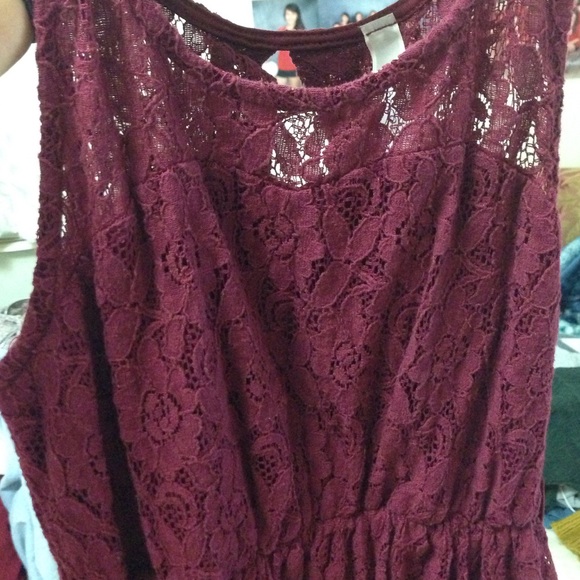 Lace maroon sleeveless dress - Picture 3 of 4