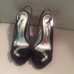 Black and silver sparkly 3-4in heels pumps