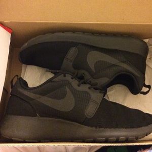 Nike black roshe runs