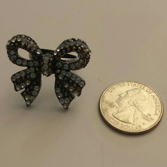 Blingey bow statement party ring - Picture 3 of 3