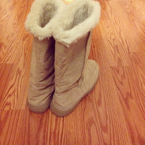 Boots - Picture 3 of 4