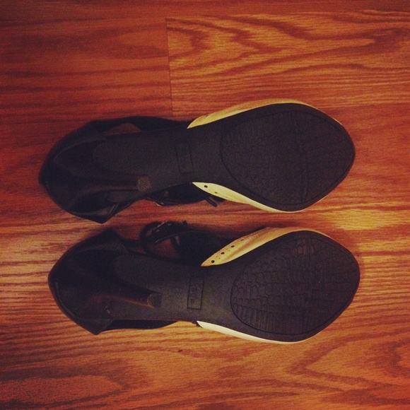 Heels - Picture 4 of 4