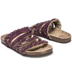 MUKLUKS sandals