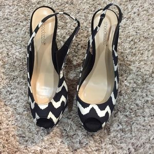 Black n white 5 in sling back heels