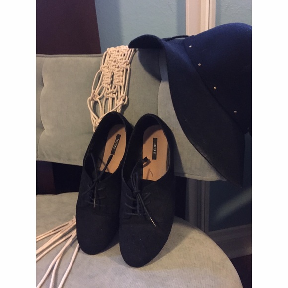 Petite laced shoes