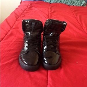 Black high top supras