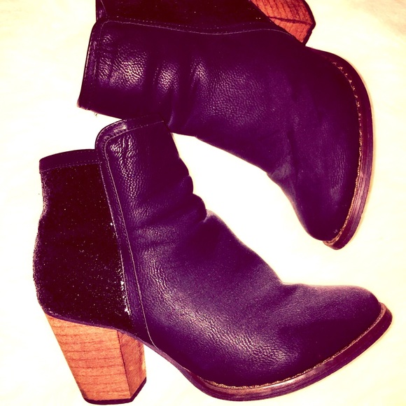 Rue21 Boots - Gorgeous Glitter black ankle booties 💜💙💜