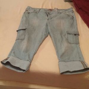 Acid wash Jean capris with pockets