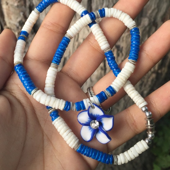 Shell Necklace - Picture 2 of 2