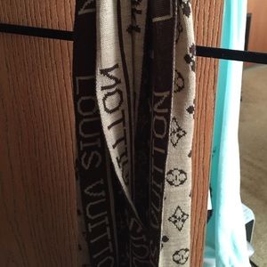 LV scarf