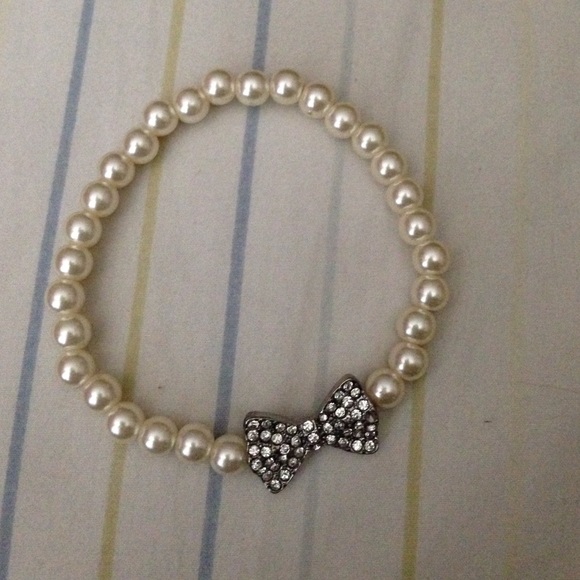 pearl bracelet with bow charm - Picture 1 of 1