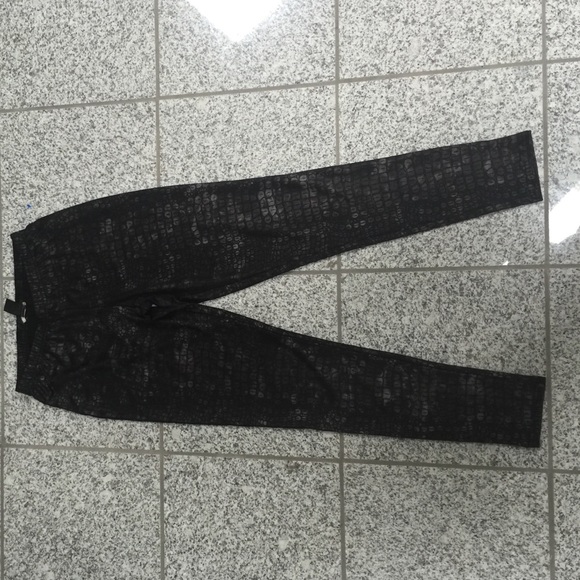 Gianni Bini leggings - medium snake print