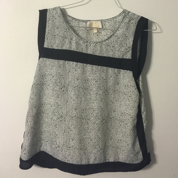 Sleeveless top, xs, black and white, worn once.