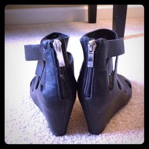 Black wedge