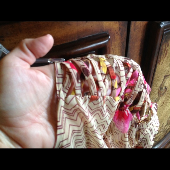 SHOULDER CUT OUT DETAILS FUN PRINT TOP - Picture 2 of 3