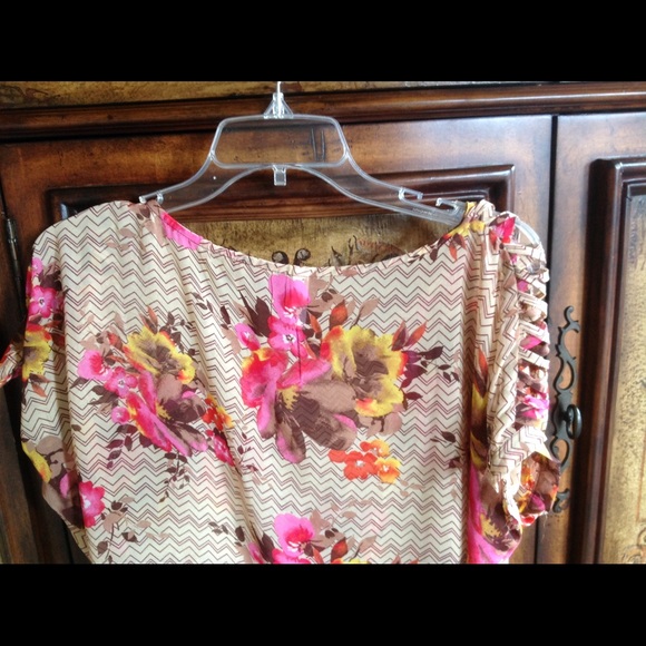 SHOULDER CUT OUT DETAILS FUN PRINT TOP - Picture 3 of 3