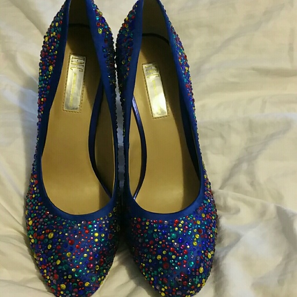 Shoes - Picture 2 of 3