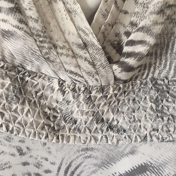 Banana Republic sleeveless patterned top. Size 6. - Picture 2 of 3