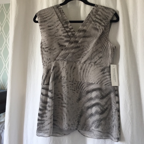 Banana Republic sleeveless patterned top. Size 6. - Picture 3 of 3