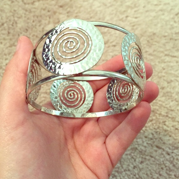 Swirl design bracelet!!