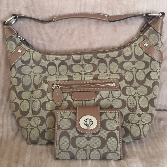 💯 Authentic Coach Signature Hobo Bag - brown