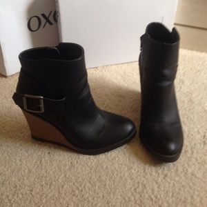 Black booties with wood design wedged heels