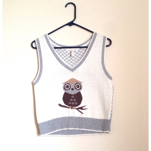 Owl cropped sweater vest in cream and light blue grey