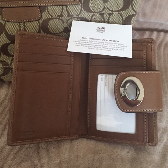 💯 Authentic Coach Signature Wallet - Picture 2 of 4