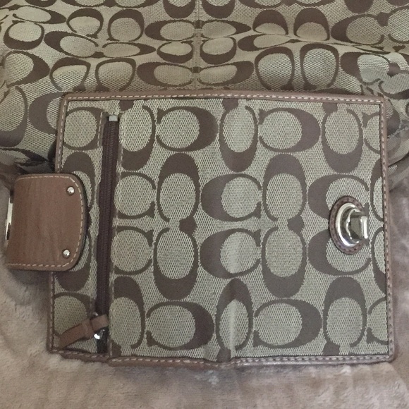 💯 Authentic Coach Signature Wallet - Picture 3 of 4