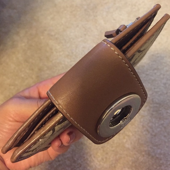 💯 Authentic Coach Signature Wallet - Picture 4 of 4