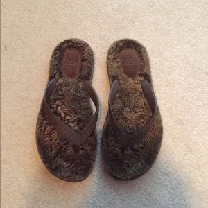 Ugg flip flops
