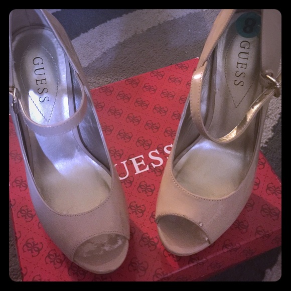 Very cute nude peep toe pumps!!