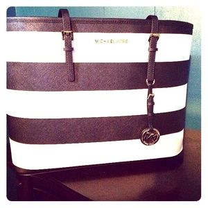 Medium jet set traveling black/white Michael Kors