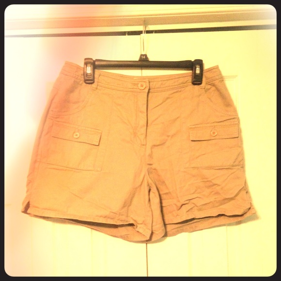 Cute khaki shorts - Picture 1 of 4