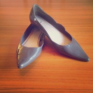 Pointy toe grey patent leather flats
