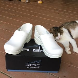 Dansko prof. box white clogs. Size 38 (7.5-8)