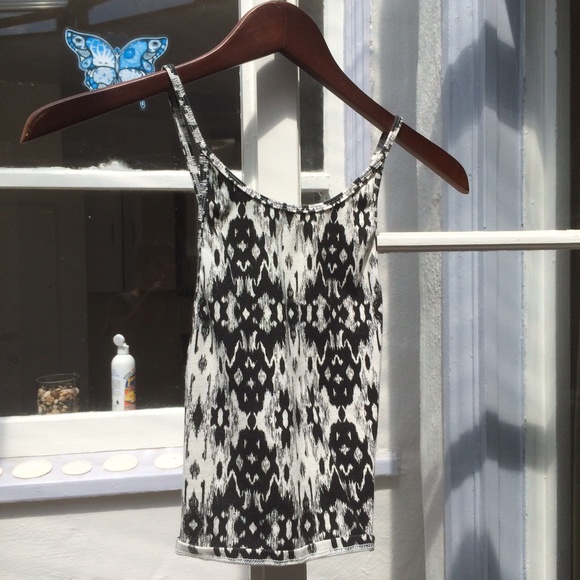 Black and white print crop top